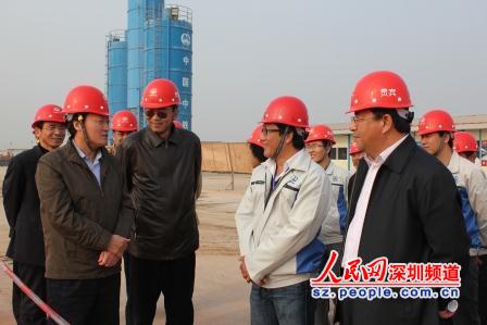 中国中铁股份有限公司总裁白中仁(左一)在施工