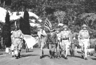 英军帕西瓦尔中将和2名扛着米字旗和白旗的军官前往协商投降事宜.