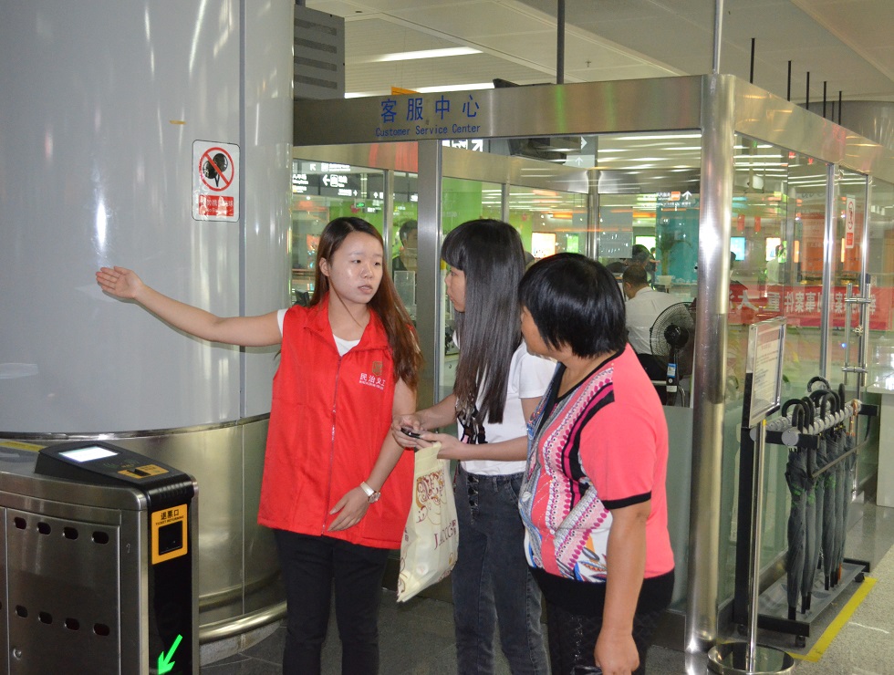 义工在深圳北站为乘客指路