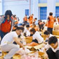 深圳全市同心來支援義工在安置點打包4000個愛心包，將送給受災群眾和一線救援官兵。