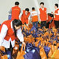 4000個溫暖包送至安置點在光明新區群眾體育中心安置點，深圳慈善會的義工們為安置群眾准備了溫暖包。