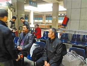 深圳滑坡失聯人員家屬乘免費客車返回故鄉