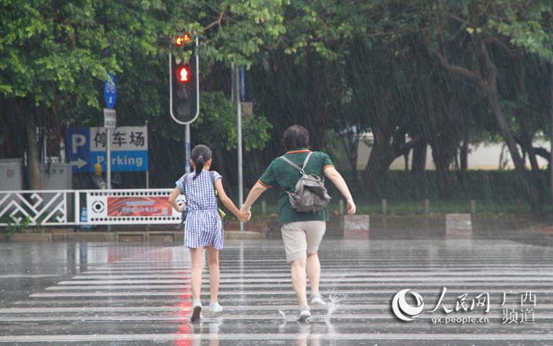 8月2日17時，台風“妮妲”進入廣西。南寧市內出現降雨