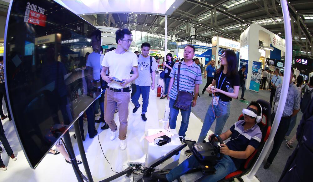 市民在龍崗展區體驗柔宇科技產品。