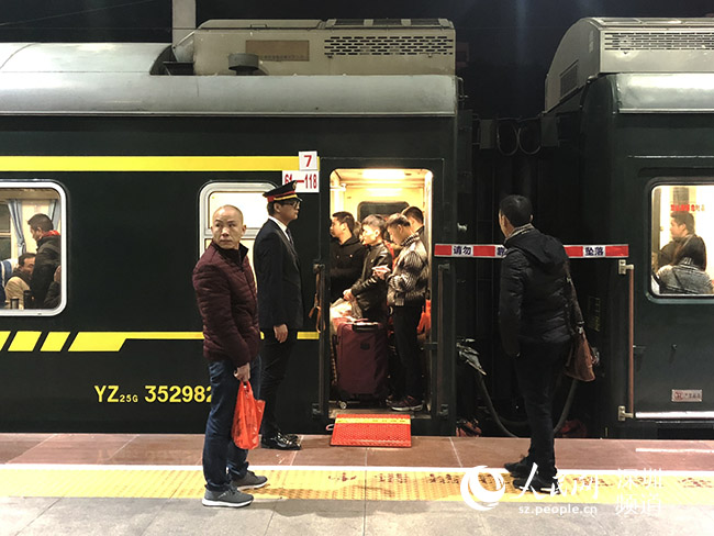 深圳开出首趟春运临客列车 1900余名务工人员