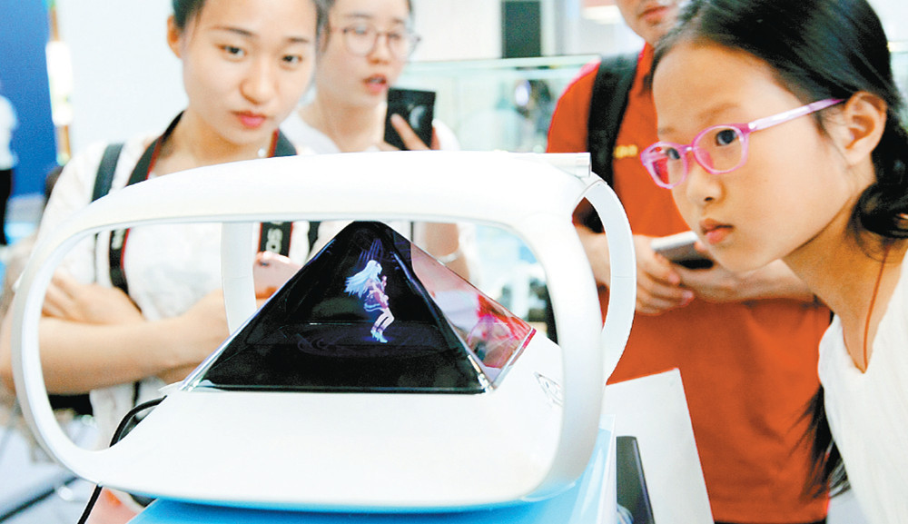 深圳一家智能科技公司展出的HE琥珀虛顏3D高科技產品令人眼前一亮。  周紅聲 攝