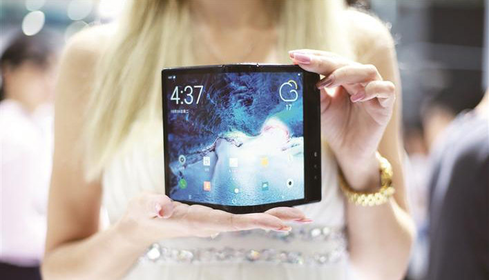 龍崗企業柔宇科技發布全球首款可折疊柔性屏手機。