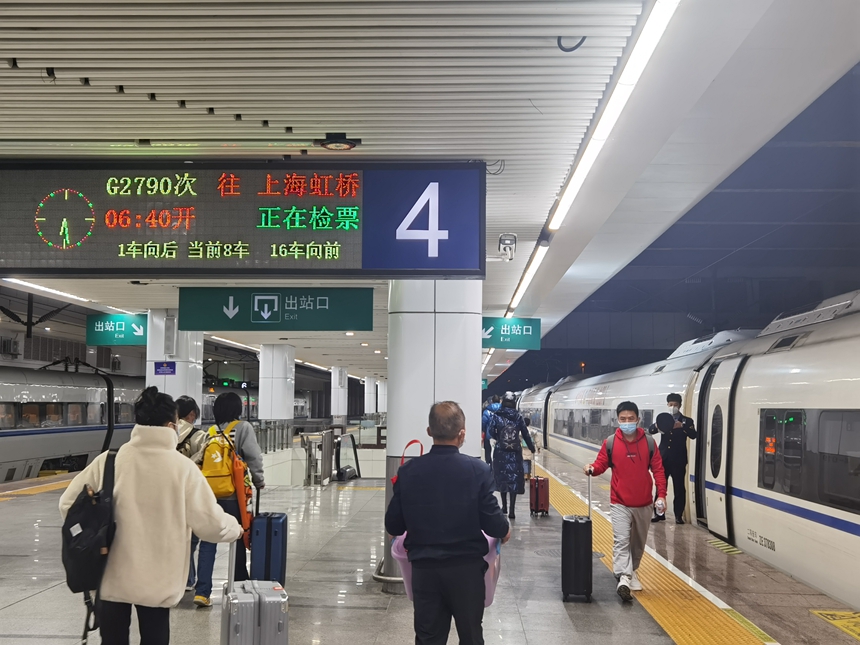 百年老站深圳站开出首趟春运高铁列车