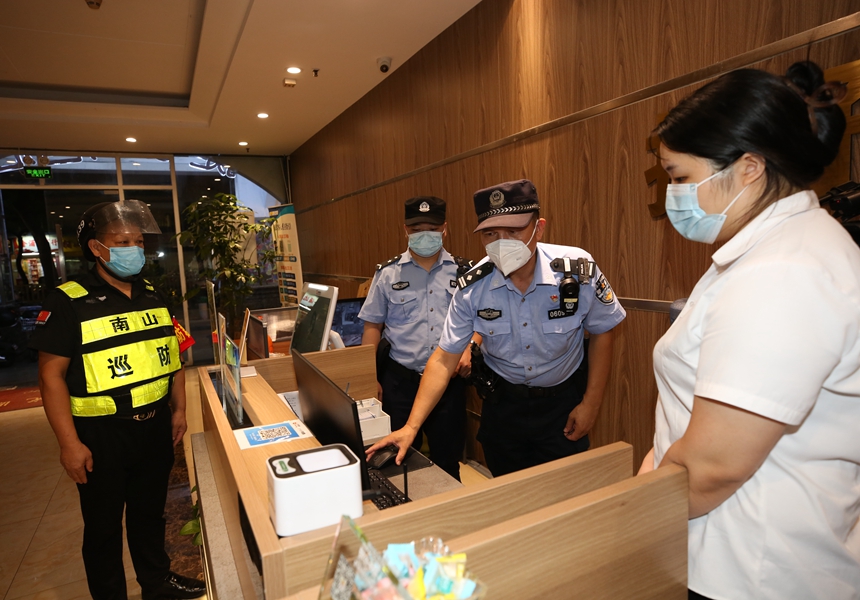 對酒店等重點場所開展治安檢查。深圳公安供圖