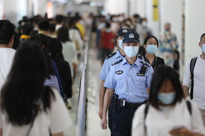 加強對地鐵站的巡邏防控。深圳公安供圖