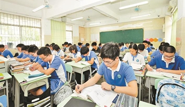 深圳高三學子返校迎來新學年