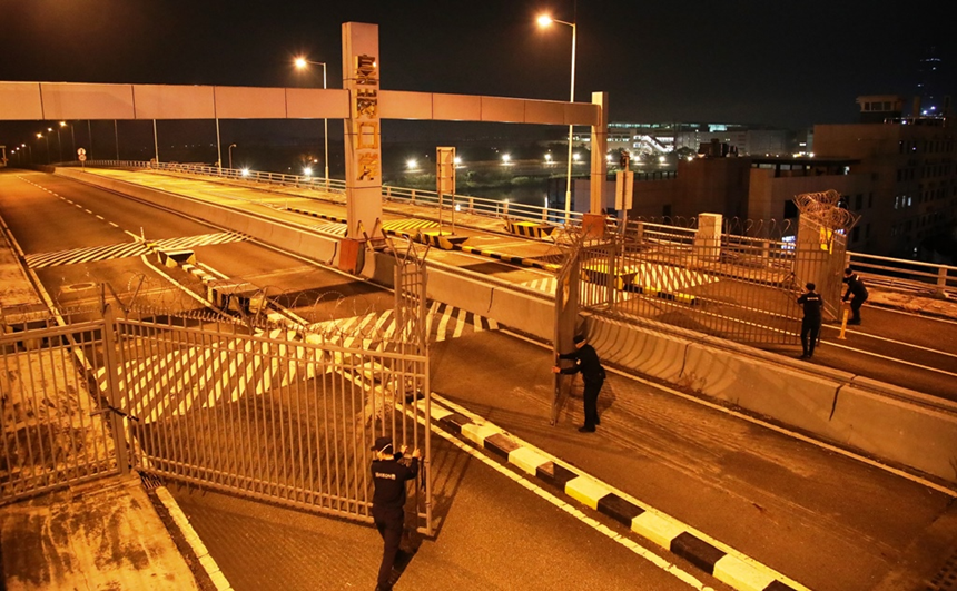 2月6日零时，皇岗边检站民警准时开启落马洲大桥小（客）车道闸门。马东桂摄