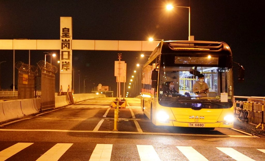 首輛運載入境旅客香港穿梭巴士。馬東桂攝