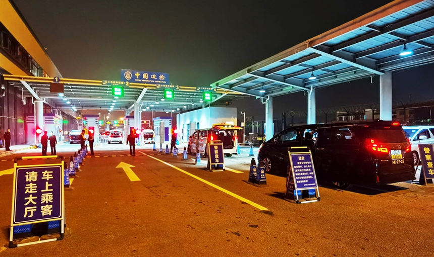 皇崗邊檢站民警對首批入境小車進行車體檢查。黃俊生攝