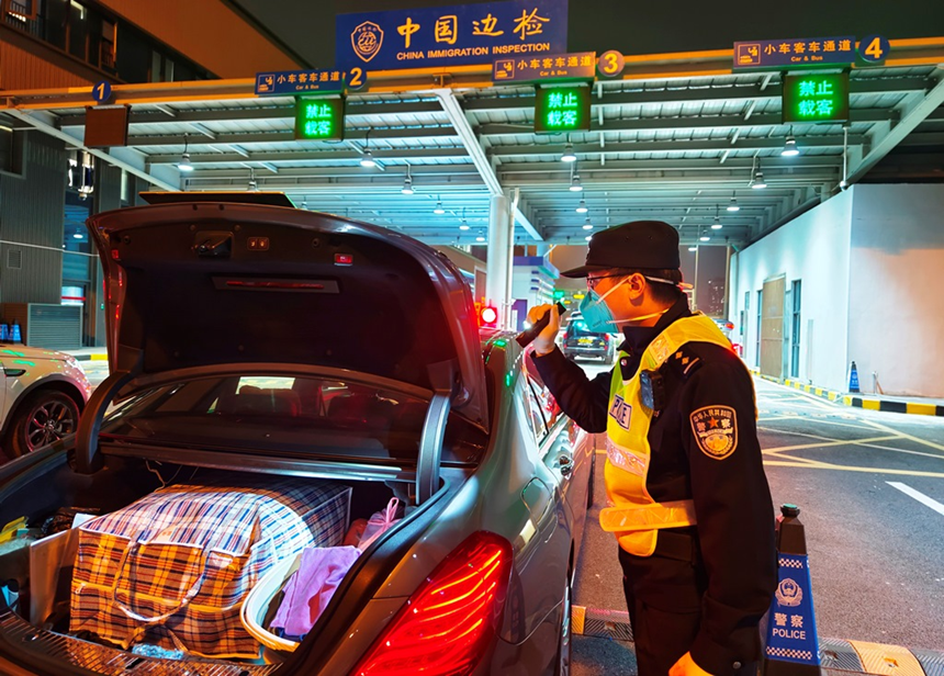 皇岗边检站民警例行对入境粤港两地牌小车进行车体检查。云娜摄