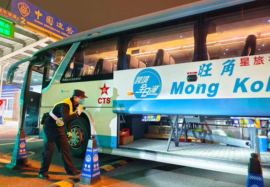 皇崗邊檢站民警例行對出境香港大巴車進行車體檢查。雲娜攝