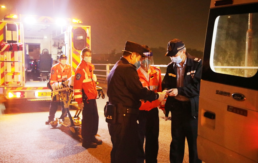 皇岗边检站民警引带120救护车至落马洲大桥深港分界线处与港方人员交接。马东桂摄