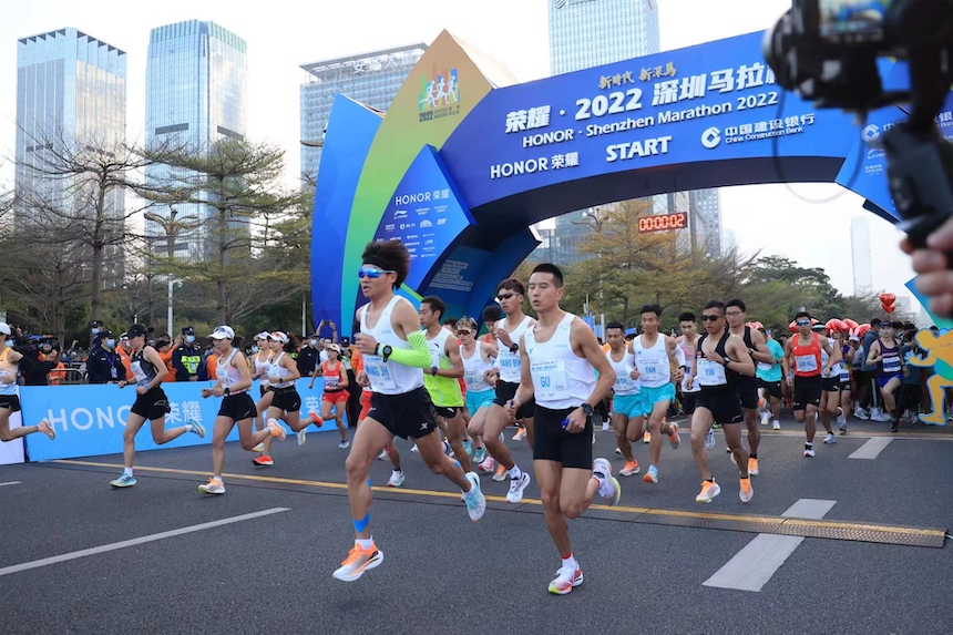 2月19日，2022深圳马拉松鸣枪开跑。主办方供图