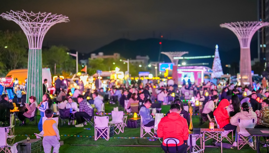 車尾箱集市吸引許多市民前來游玩、消費。龍崗區委宣傳部供圖