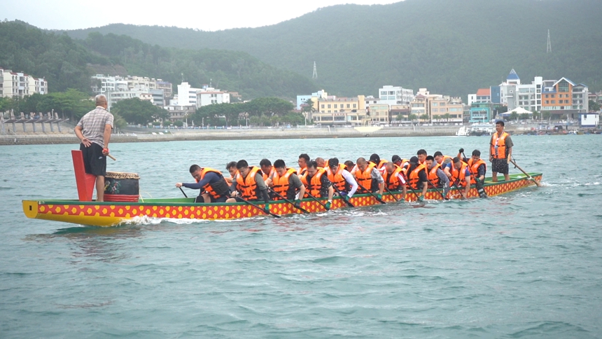 深圳南澳龍舟隊開啟海上訓練。南澳辦事處供圖