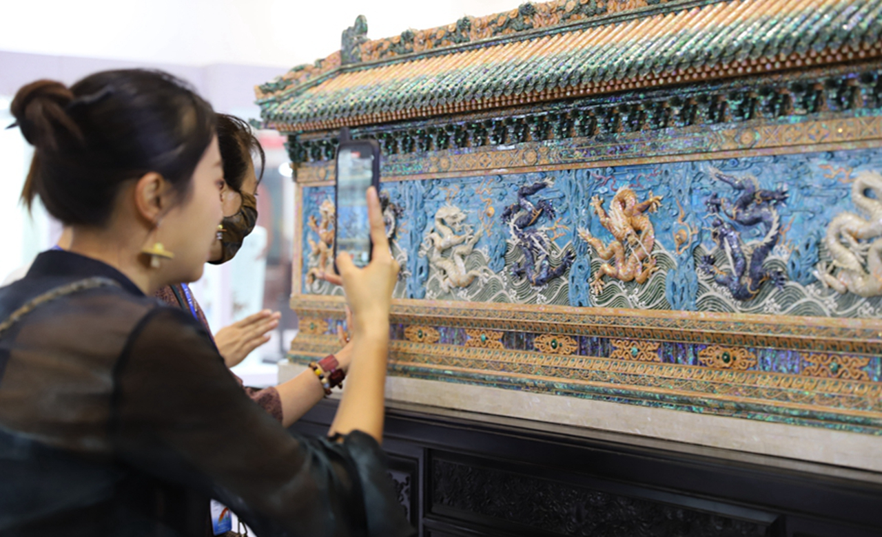 百名中国工艺美术大师作品联展在深圳举行