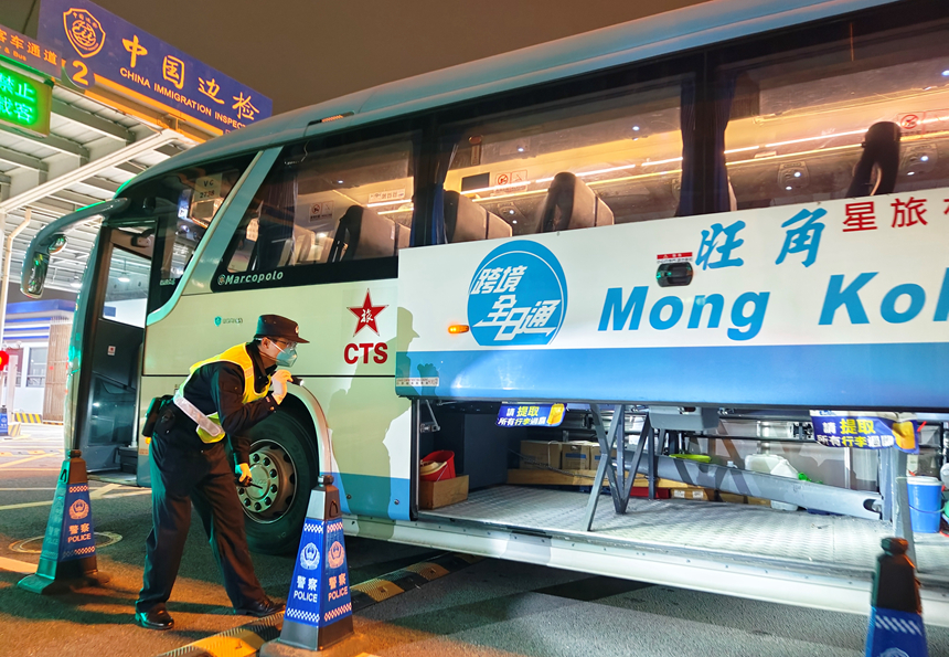 皇崗邊檢站民警凌晨例行對入境香港大巴車進行車體檢查。翁昌耀攝