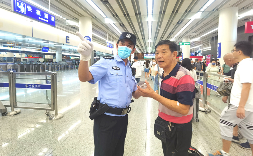 皇岗边检站民警热情为香港旅客答疑解惑。黄俊生摄