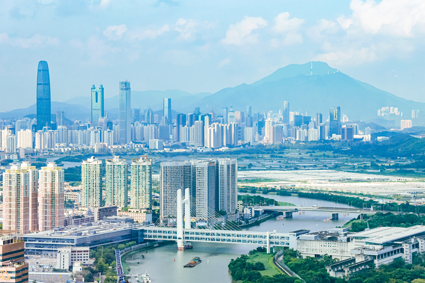 站在河套深港科技創新合作區高處俯瞰，深圳與香港一衣帶水，緊密相連。主辦方供圖