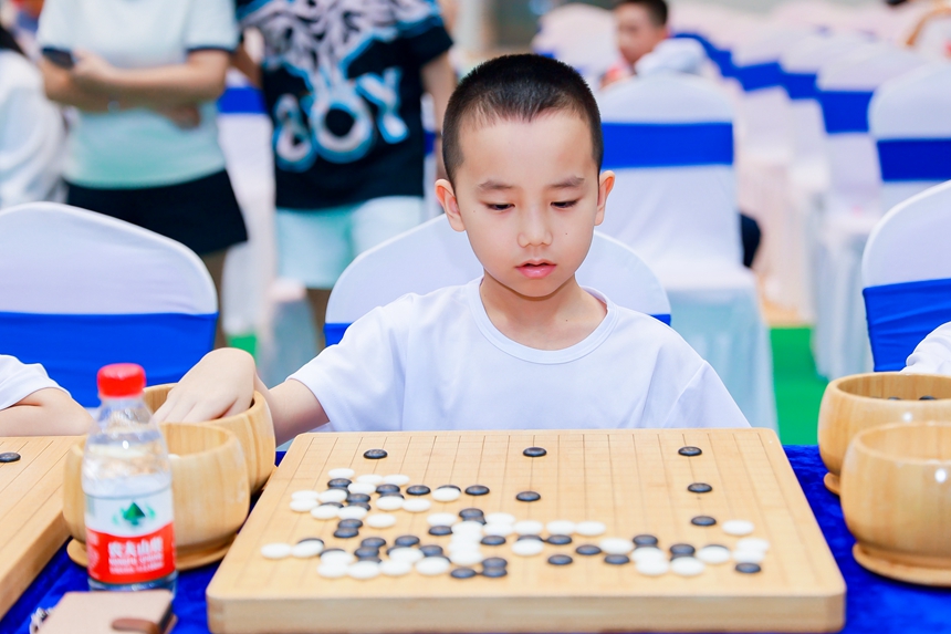 围棋少年全神贯注。主办方供图