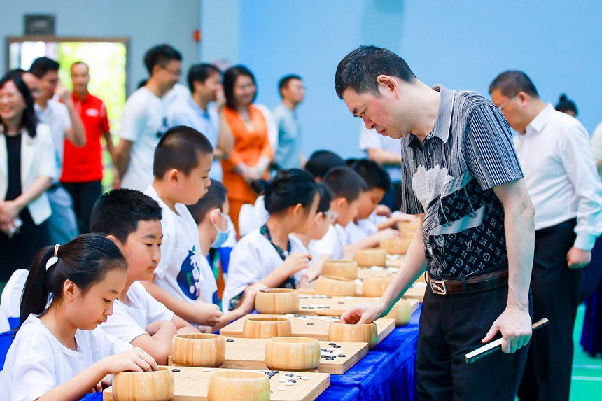 棋坛名将与围棋少年切磋交流。主办方供图