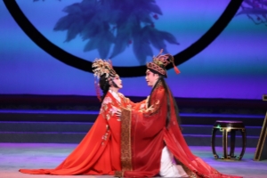   深港粤剧名家齐聚罗湖            深圳市粤剧团联手香港粤剧名家上演“粤韵花开”深港粤剧粤曲交流晚会。【详细】