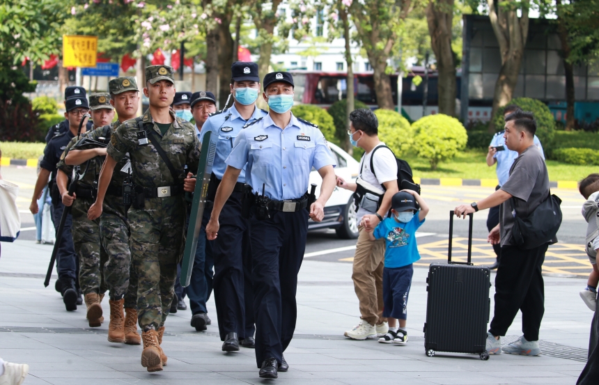 深圳湾边检站在口岸限定区域开展武装巡查。 古佳盛摄