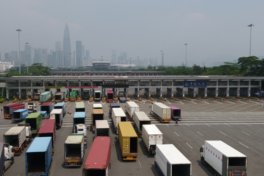 2023年，深圳湾边检站累计查验跨境货柜车约143万辆次，日均达3900辆次。周展羽摄