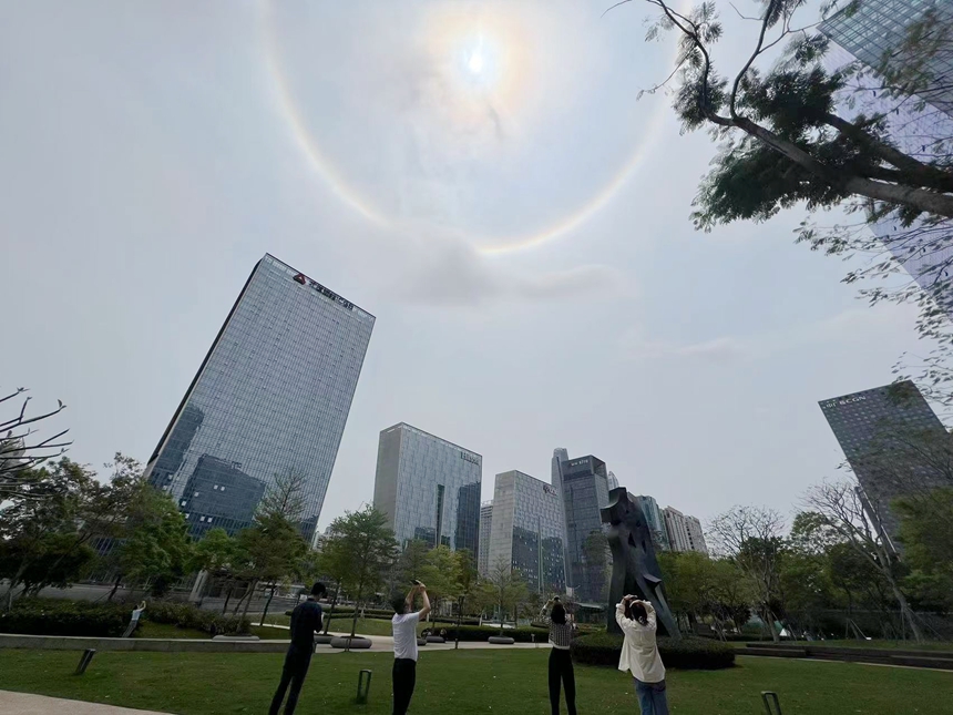 深圳市民拍攝日暈現象。人民網 江佳玲攝