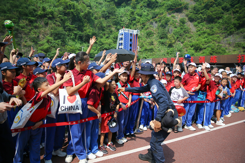 孩子們和特警隊員互動。深圳公安供圖