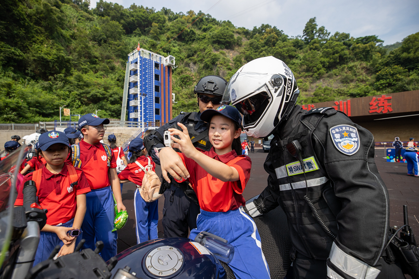 孩子們和特警隊員互動。深圳公安供圖