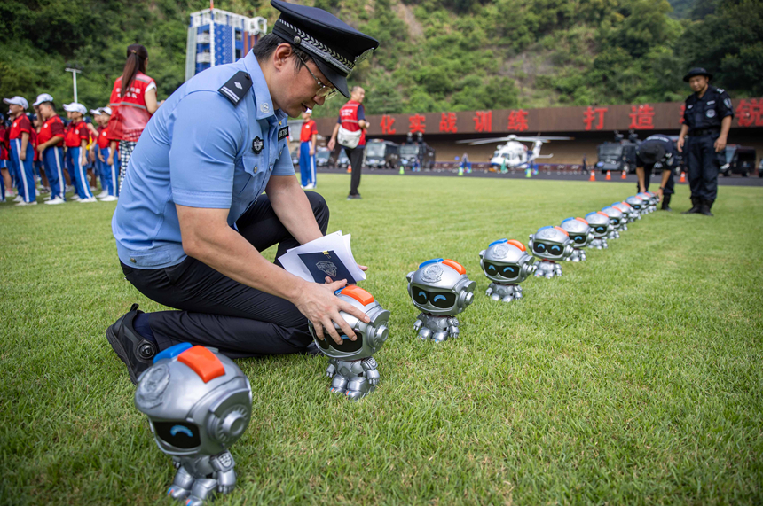 “深小警”首次亮相。深圳公安供圖