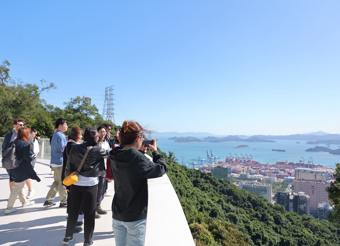 发挥山海港城资源禀赋，盐田搭建亲山近海文旅商融合新场景，打造世界级旅游消费目的地。