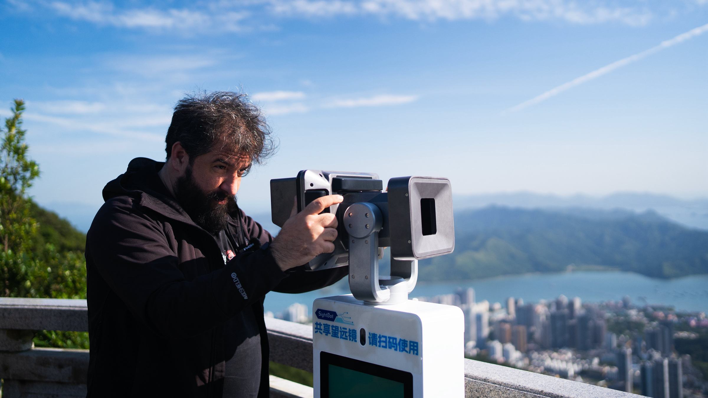 登梧桐山看城区新貌。