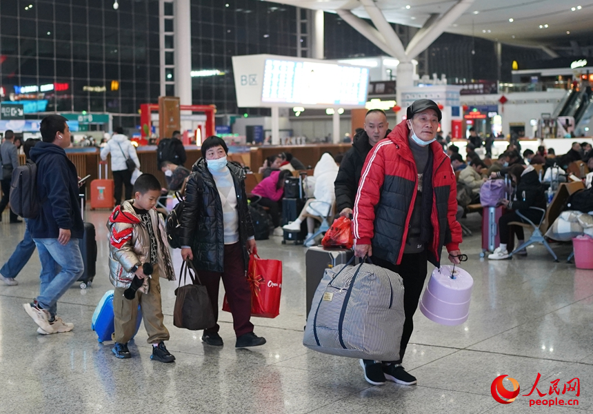 1月14日，深圳北站候車大廳，旅客提著大包小包的行李。人民網 江佳玲攝