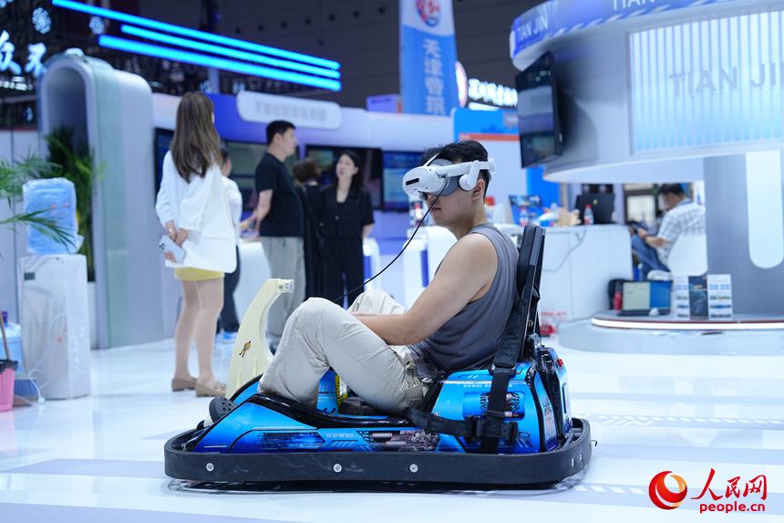 觀眾現場體驗VR卡丁車。人民網 劉森君攝