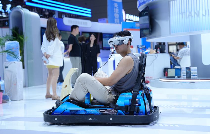 观众现场体验VR卡丁车。人民网 刘森君摄