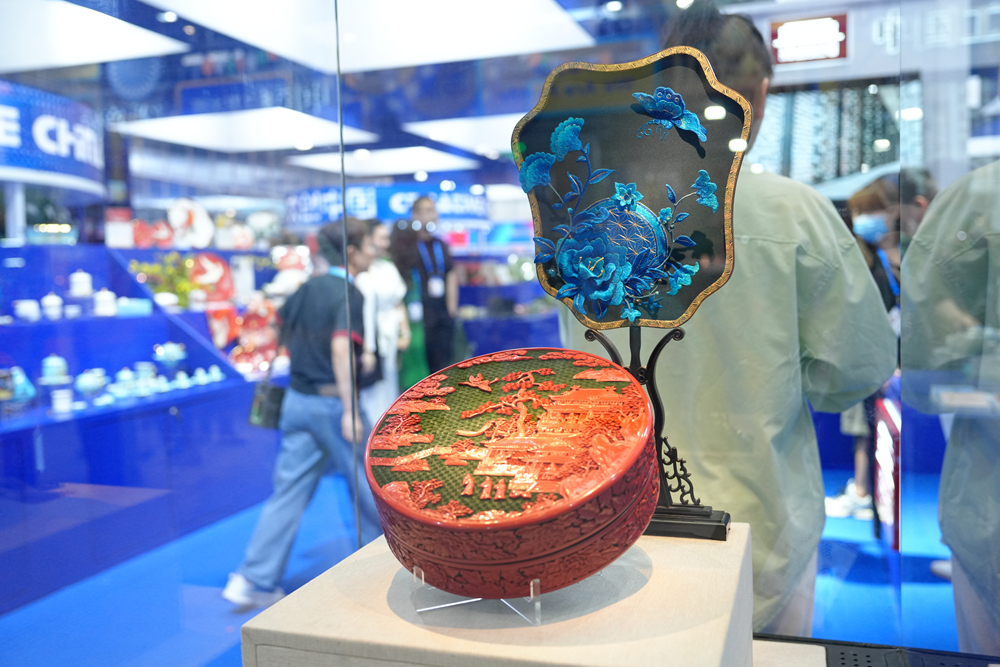 文博会现场展出的漆器展品。人民网 刘森君摄