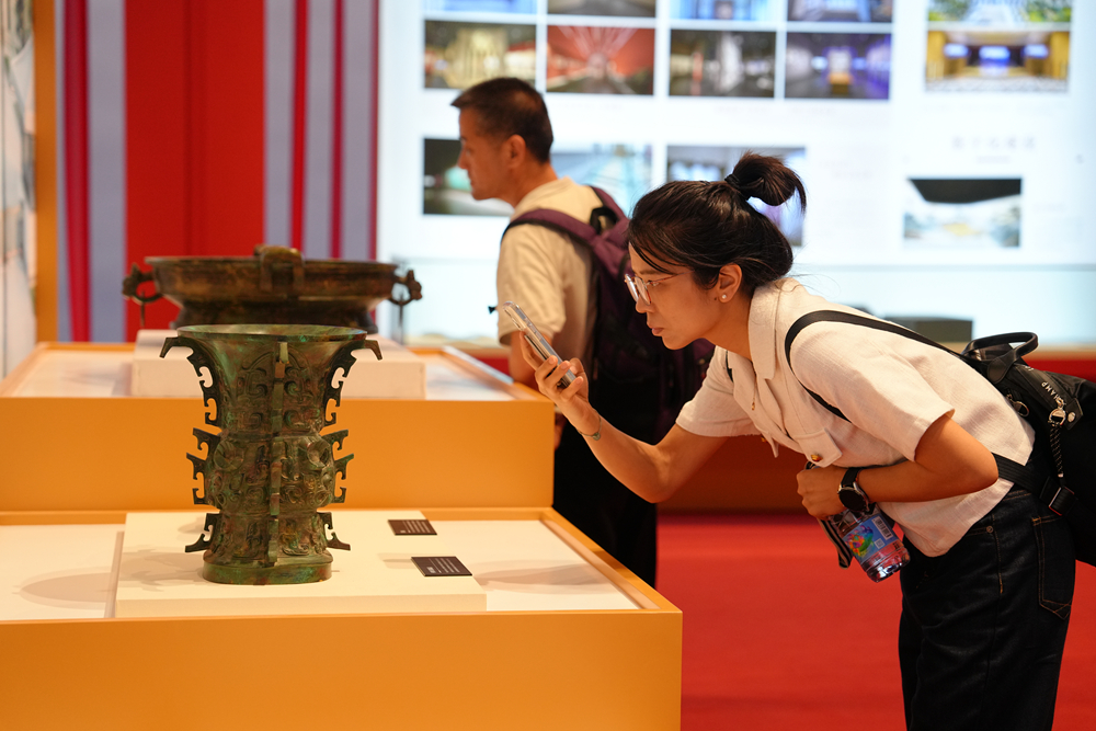 观众拍摄展品。人民网 刘森君摄