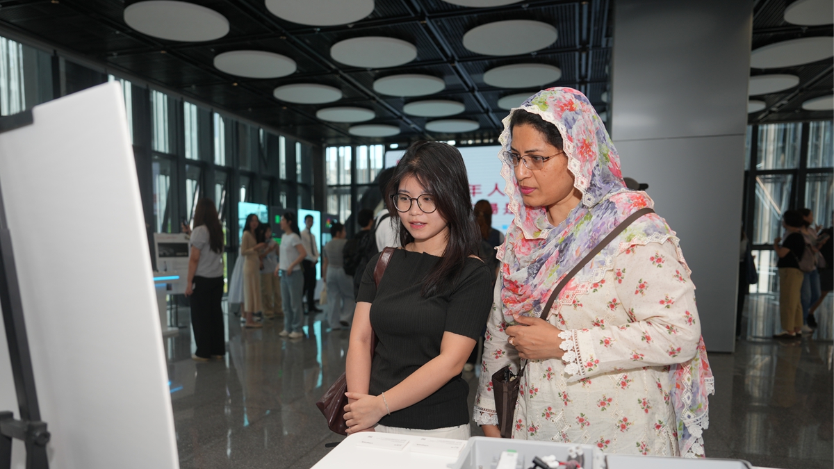 在前海5號樓參觀