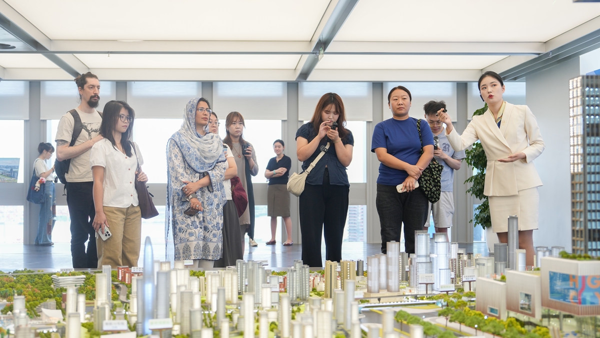 聽取前海媽灣片區建設規劃介紹