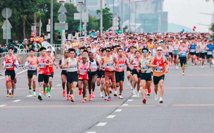 2025深圳南山半马鸣枪起跑