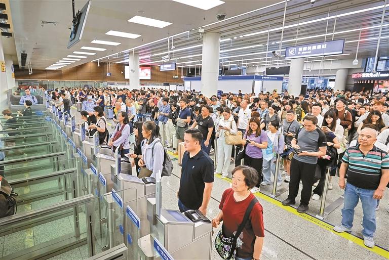 清明假期首日深圳口岸出入境旅客93万人次