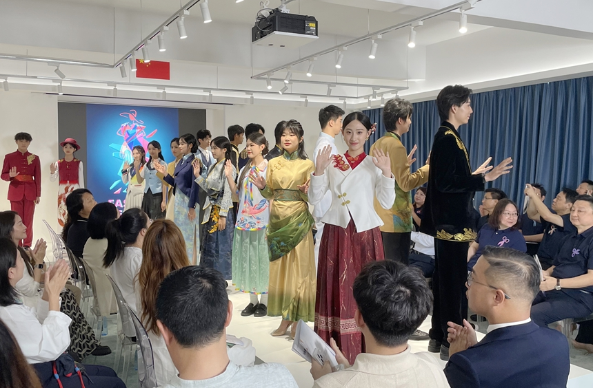 深圳高中生作答APEC：把中国故事“穿”给世界看