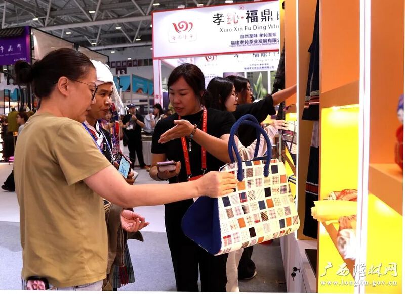广西“五彩隆林”非遗与山野珍品闪耀文博会(图8)